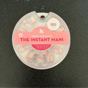 The Instant Mani Press-On Nails